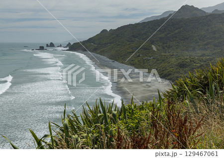 ニュージーランド　ウェスト・コースト地方にあるストロングマン・マイン・メモリアルからの風景 129467061