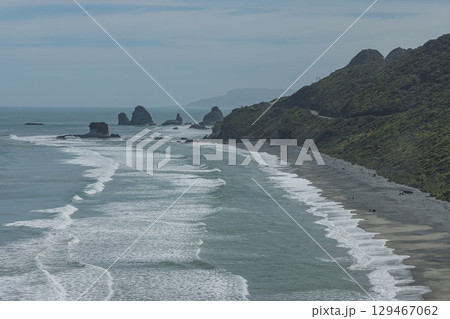 ニュージーランド ウェスト・コースト地方にあるストロングマン・マイン・メモリアルからの風景 ニュージーランド ウェスト・コースト地方にあるストロングマン・マイン・メモリアルからの風景 129467062