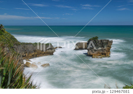 ニュージーランド ウェスト・コーストのプナカイキにあるパンケーキ・ロックスの風景 ニュージーランド ウェスト・コーストのプナカイキにあるパンケーキ・ロックスの風景 129467081