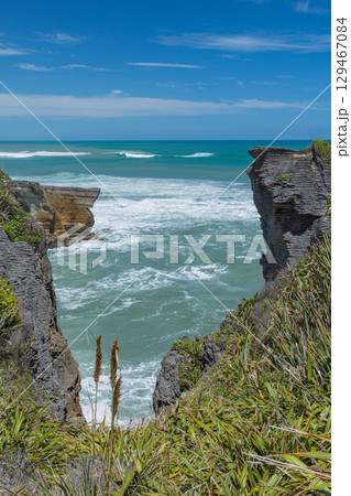 ニュージーランド　ウェスト・コーストのプナカイキにあるパンケーキ・ロックスの風景 129467084