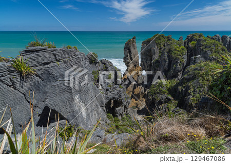 ニュージーランド ウェスト・コーストのプナカイキにあるパンケーキ・ロックスの風景 ニュージーランド ウェスト・コーストのプナカイキにあるパンケーキ・ロックスの風景 129467086