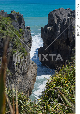 ニュージーランド　ウェスト・コーストのプナカイキにあるパンケーキ・ロックスの風景 129467095