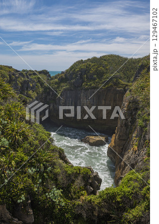 ニュージーランド ウェスト・コーストのプナカイキにあるパンケーキ・ロックスの風景 ニュージーランド ウェスト・コーストのプナカイキにあるパンケーキ・ロックスの風景 129467102