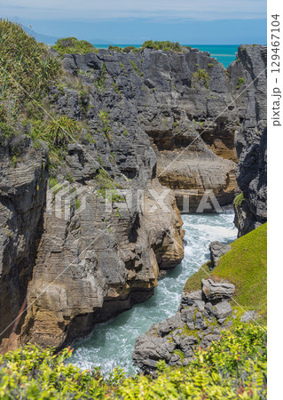 ニュージーランド　ウェスト・コーストのプナカイキにあるパンケーキ・ロックスの風景 129467104