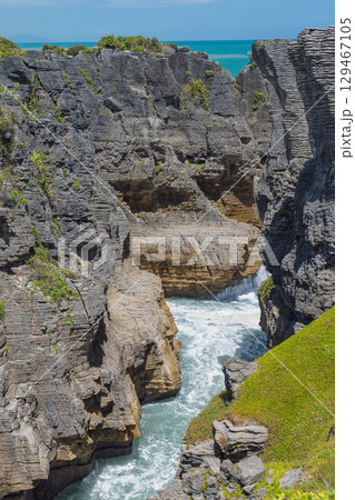 ニュージーランド　ウェスト・コーストのプナカイキにあるパンケーキ・ロックスの風景 129467105