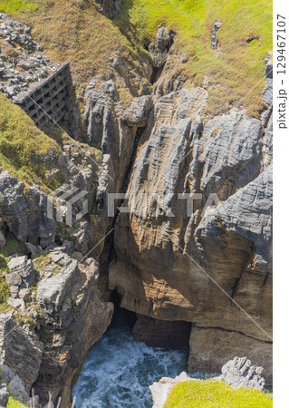 ニュージーランド　ウェスト・コーストのプナカイキにあるパンケーキ・ロックスのブロウホール 129467107