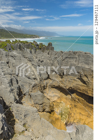 ニュージーランド ウェスト・コーストのプナカイキにあるパンケーキ・ロックスの風景 ニュージーランド ウェスト・コーストのプナカイキにあるパンケーキ・ロックスの風景 129467111
