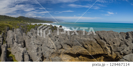 ニュージーランド ウェスト・コーストのプナカイキにあるパンケーキ・ロックスの風景 ニュージーランド ウェスト・コーストのプナカイキにあるパンケーキ・ロックスの風景 129467114