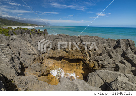 ニュージーランド　ウェスト・コーストのプナカイキにあるパンケーキ・ロックスの風景 129467116