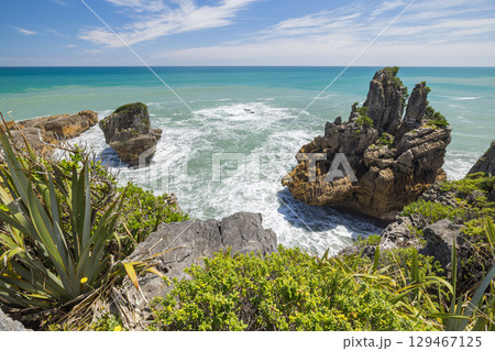ニュージーランド ウェスト・コーストのプナカイキにあるパンケーキ・ロックスの風景 ニュージーランド ウェスト・コーストのプナカイキにあるパンケーキ・ロックスの風景 129467125