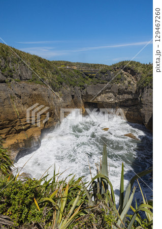 ニュージーランド ウェスト・コーストのプナカイキにあるパンケーキ・ロックスのサージ・プール ニュージーランド ウェスト・コーストのプナカイキにあるパンケーキ・ロックスのサージ・プール 129467260