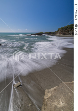 ニュージーランド　ウェスト・コースト地方、プナカイキ近郊のトルーマン・トラックのビーチ 129467291