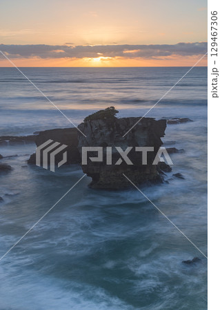 ニュージーランド プナカイキにあるパンケーキ・ロックスからのサンセット ニュージーランド プナカイキにあるパンケーキ・ロックスからのサンセット 129467306