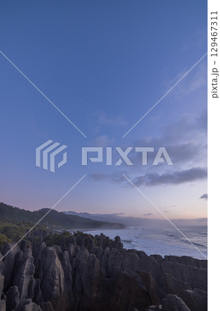 ニュージーランド　プナカイキにあるパンケーキ・ロックスの夕方の風景と夕焼け空 129467311