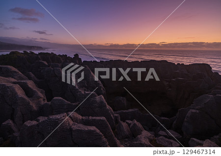 ニュージーランド プナカイキにあるパンケーキ・ロックスの夕方の風景と夕焼け空 ニュージーランド プナカイキにあるパンケーキ・ロックスの夕方の風景と夕焼け空 129467314