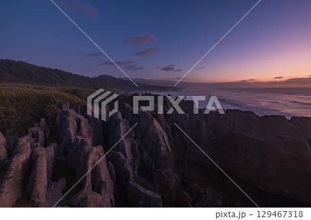 ニュージーランド　プナカイキにあるパンケーキ・ロックスの夕方の風景と夕焼け空 129467318
