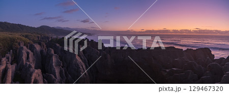 ニュージーランド　プナカイキにあるパンケーキ・ロックスの夕方の風景と夕焼け空 129467320