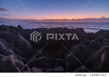 ニュージーランド　プナカイキにあるパンケーキ・ロックスの夕方の風景と夕焼け空 129467323