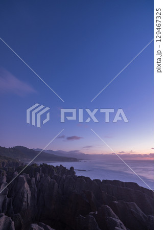 ニュージーランド　プナカイキにあるパンケーキ・ロックスの夕方の風景と夕焼け空 129467325