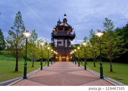 夕方のジブリパーク、エレベーター塔 夕方のジブリパーク、エレベーター塔 129467385