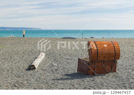ニュージーランド　ホークスベイ地方、ネイピアのアフリリのパーフューム・ポイントのビーチ風景 129467437