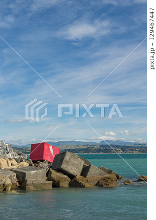 ニュージーランド　ホークスベイ地方、ネイピアのアフリリにあるパーフューム・ポイントのビーチ風景 129467447