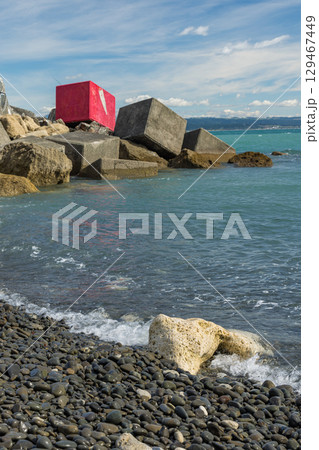 ニュージーランド　ホークスベイ地方、ネイピアのアフリリにあるパーフューム・ポイントのビーチ風景 129467449