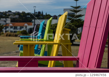 ニュージーランド　ホークスベイ地方、ネイピアのビーチにあるアフリリズ・ジャイアント・チェアーズ 129467456