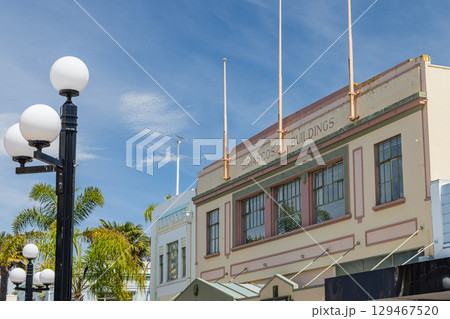 ニュージーランド　ホークスベイ地方のネイピアのアール・デコの街並み 129467520