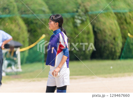 部活でソフトボールのピッチャーをする中学生の女子 129467660