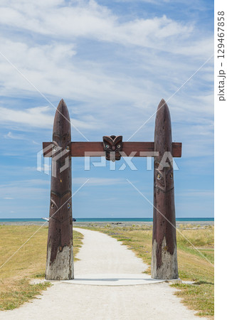 ニュージーランド　ホークスベイ、ネイピアのワイタンギ・リージョナル・パークにあるマオリの門 129467858
