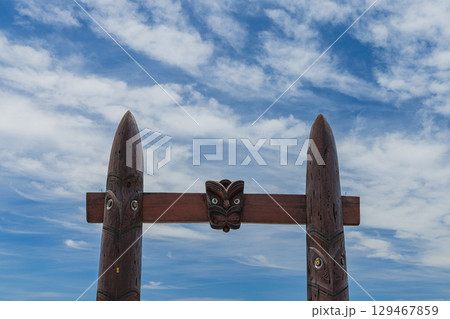 ニュージーランド　ホークスベイ、ネイピアのワイタンギ・リージョナル・パークにあるマオリの門 129467859