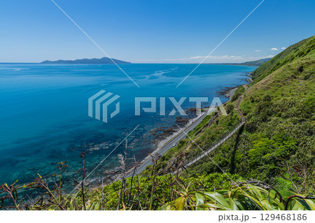ニュージーランド パエカカリキ・エスカープメント・トラックに架かる吊り橋とカピティ島 ニュージーランド パエカカリキ・エスカープメント・トラックに架かる吊り橋とカピティ島 129468186