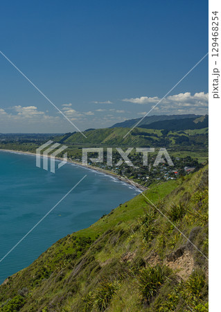 ニュージーランド パエカカリキ・エスカープメント・トラックから見える風景とタスマン海 ニュージーランド パエカカリキ・エスカープメント・トラックから見える風景とタスマン海 129468254