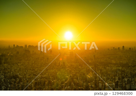 東京のビル群と夕暮れの空 東京のビル群と夕暮れの空 129468300