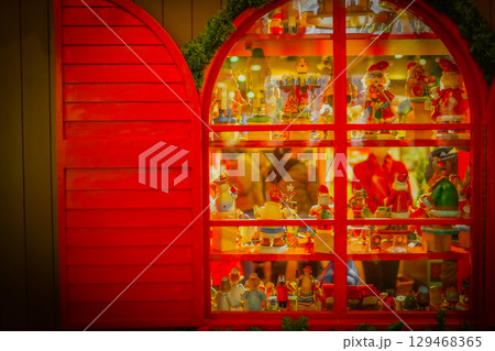クリスマス装飾のある窓 129468365