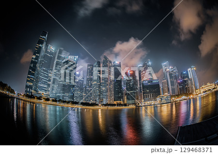 シンガポール高層ビル青夜景 129468371