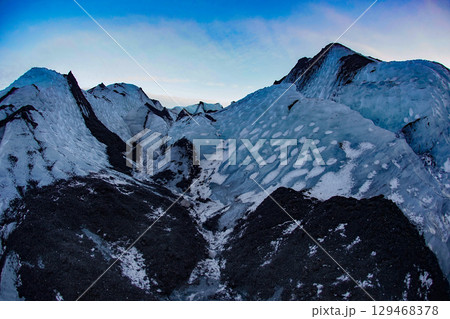 ソゥルヘイマヨークトル氷河の尾根 129468378