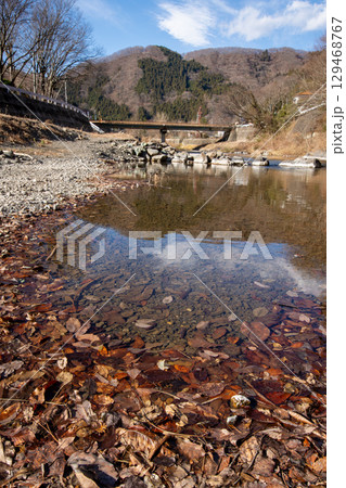 冬の群馬県 川辺の澄んだ水たまりと落ち葉の風景 冬の群馬県 川辺の澄んだ水たまりと落ち葉の風景 129468767