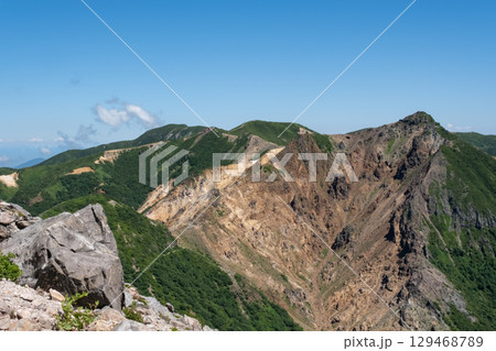夏の那須連山の雄大な山々 夏の那須連山の雄大な山々 129468789
