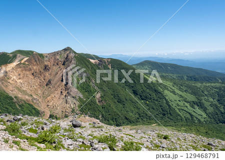 夏の那須連山の雄大な山々 129468791