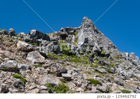 栃木県那須茶臼岳山頂付近の岩場の風景 栃木県那須茶臼岳山頂付近の岩場の風景 129468792