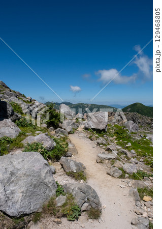 栃木県那須連山の登山道の風景 129468805