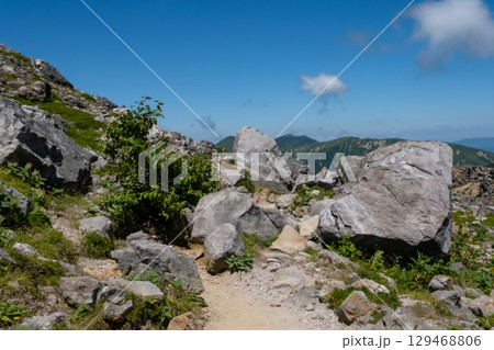 栃木県那須連山の登山道の風景 129468806
