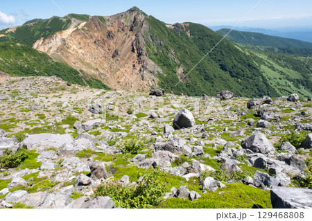 夏の那須連山の雄大な山々 129468808