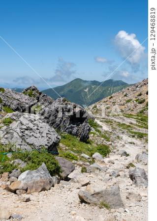 栃木県那須連山の登山道の風景 129468819