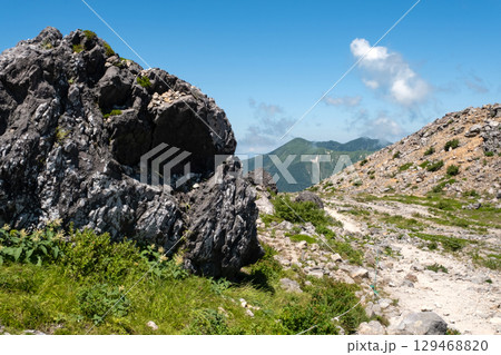 栃木県那須連山の登山道の風景 129468820