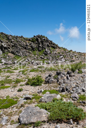 栃木県那須連山の登山道の風景 129468821