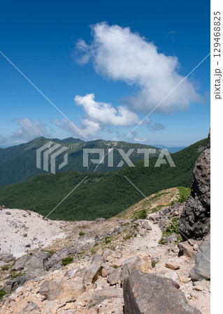 栃木県那須連山の登山道の風景 栃木県那須連山の登山道の風景 129468825