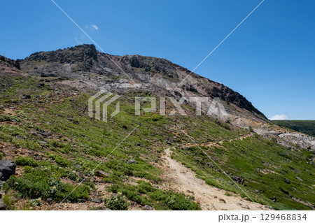 夏の那須連山の雄大な山々 129468834